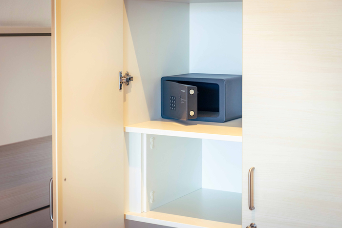 Safe für Wertgegenstände in einem der Wahlleistungszimmer des Marien Hospital Herne.