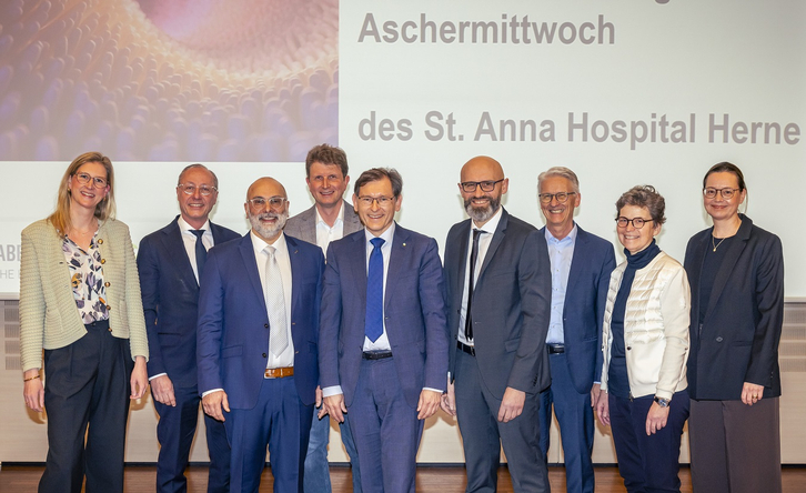 Dr. Viktor Rempel (4. v. r.), Chefarzt der Klinik für Gastroenterologie des St. Anna Hospital Herne und Dr. Nurettin Albayrak (3. v. l.), Chefarzt der Klinik für Allgemein- und Viszeralchirurgie des St. Anna Hospital Herne, begrüßten gemeinsam mit dem Herner Oberbürgermeister Dr. Frank Dudda (5.v.l.) und renommierten Experten die Teilnehmenden zum 30. Gastroenterologischen Aschermittwoch.