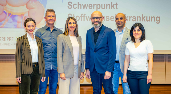 Begrüßten die Teilnehmer der Fachveranstaltung „Internistische Allgemeinmedizin – Schwerpunkt Stoffwechselerkrankung“ des St. Anna Hospital Herne: Dr. Panagiota Zgoura (3. v. l.), Chefärztin der Klinik für Innere Medizin, und Dr. Viktor Rempel (3. v. r.), Chefarzt der Klinik für Gastroenterologie, gemeinsam mit weiteren Experten.