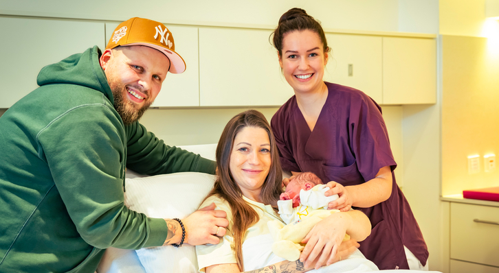 Vater Marc Mrowitzki (l.), Mutter Christina Mrowitzki mit ihrem Sohn Liano (Mitte) und die betreuende Hebamme (r.) im Kreißsaal des St. Anna Hospital Herne.