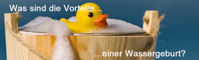 Badeente im einem Holzeimer mit Wasser und Schaum