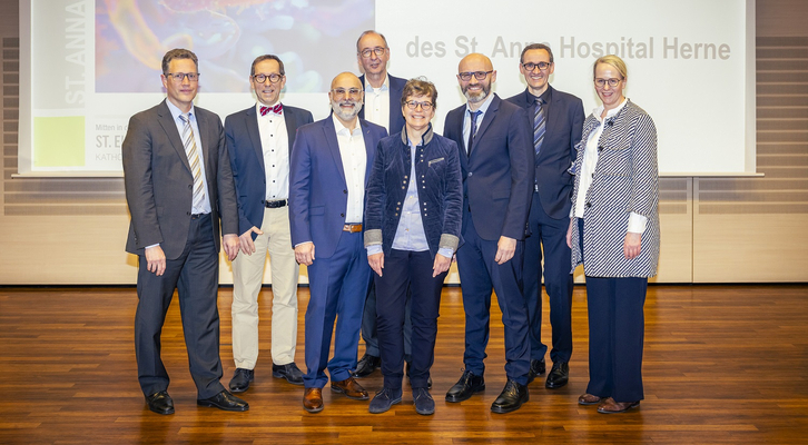 Dr. Viktor Rempel (3. v. r.), Chefarzt der Klinik für Gastroenterologie des St. Anna Hospital Herne und Nurettin Albayrak (3. v. l.), Chefarzt der Klinik für Allgemein- und Viszeralchirurgie des St. Anna Hospital Herne, begrüßten gemeinsam mit weiteren renommierten Experten aus ganz Deutschland die Teilnehmenden zum 29. Gastroenterologischen Aschermittwoch.