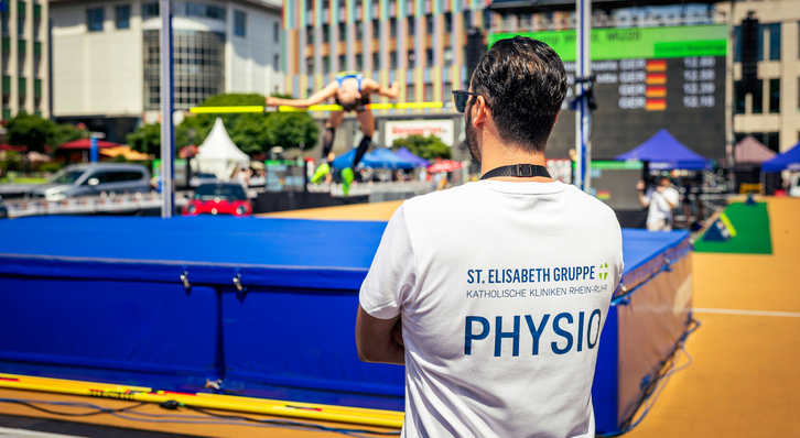 Bereits zum fünften Mal unterstützten Physiotherapeuten des Zentrum für Prävention, Therapie, Rehabilitation und sportmedizinische Diagnostik der St. Elisabeth Gruppe die Sportler bei den „Tagen der Überflieger“ in Essen.