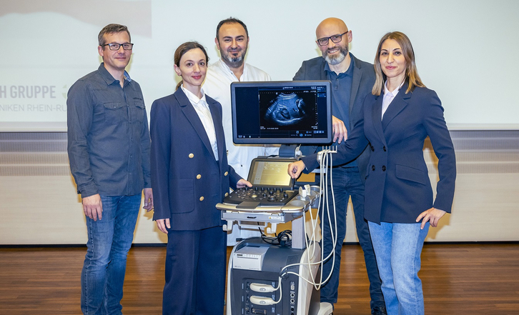 Dr. Panagiota Zgoura, Chefärztin der Klinik für Innere Medizin des St. Anna Hospital Herne (r.), und Dr. Viktor Rempel, Chefarzt der Klinik für Gastroenterologie des St. Anna Hospital Herne (2.v.r.), teilten im Rahmen des Sonographiekurses zusammen mit den vortragenden Experten ihr Wissen über moderne Ultraschalltechniken.