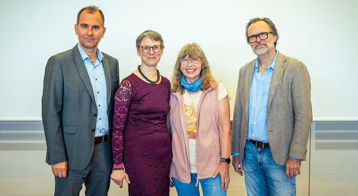 Anja Drießen (2. von links), 1. Vorsitzende von PIA e. V., Gabriele Becker (3. v. l.), 2. Vorsitzende von PIA e. V., Daniel Matosin (l.), Mitglied der Geschäftsleitung der St. Elisabeth Gruppe, und Ingo Eggelnpöhler (rechts), Leitender Oberarzt des Brustzentrum der St. Elisabeth Gruppe am Standort St. Anna Hospital Herne, feiern das 20-jährige Bestehen der Patientinneninitiative.