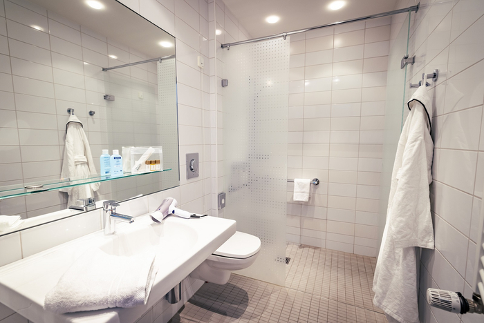 Ebenerdiges, barrierefreies Badezimmer eines Wahlleistungszimmers des St. Anna Hospital Herne.