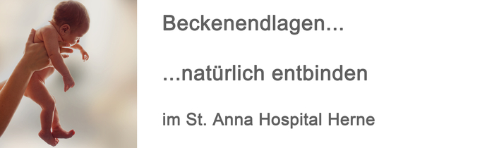 Neugeborenes Baby wird in die Luft gehalten