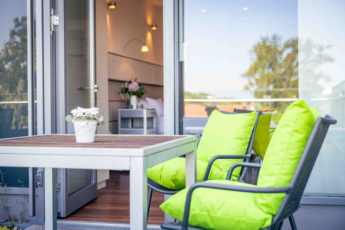 Möblierte Dachterrasse der Wahlleistungsstation des St. Anna Hospital Herne.