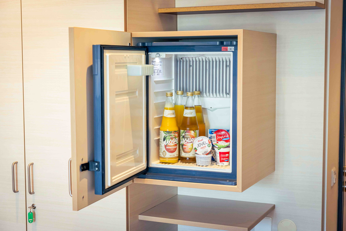 Kühlschrank in einem der Wahlleistungszimmer des St. Anna Hospital Herne.