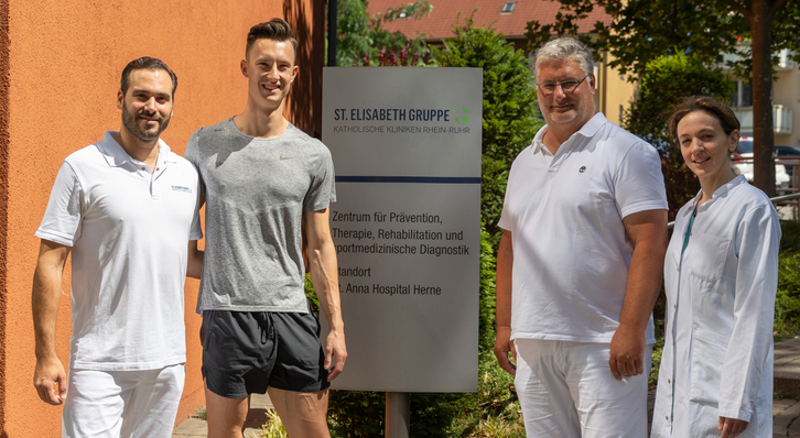 Spitzensportler in besten Händen: Kevin Brucha (2. v. l.), frisch gekürter Deutscher Vizemeister im Weitsprung, erhielt die sportmedizinische Freigabe vor den anstehenden Leichtathletik-Europameisterschaften von Dr. Martin Komp, Leitender Oberarzt des Zentrum für Orthopädie und Unfallchirurgie der St. Elisabeth Gruppe (2. v. r.), Foteini Anyfanti, Leitende Oberärztin der Klinik für Innere Medizin des St. Anna Hospital Herne (r.), und Sokrates Tsitselis, Stellv. Leitung des Zentrum für Prävention, Therapie, Rehabilitation und sportmedizinische Diagnostik der St. Elisabeth Gruppe am Standort St. Anna Hospital Herne (l.).