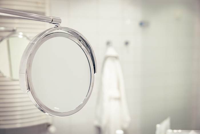 Kosmetikspiegel im Badezimmer eines Zimmers für Wahlleistungspatienten des St. Anna Hospital Herne.