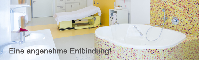 Blick in einen Kreißsaal des St. Anna Hospital mit Geburtswanne für die Entbindung im Wasser und Entbindungsbett