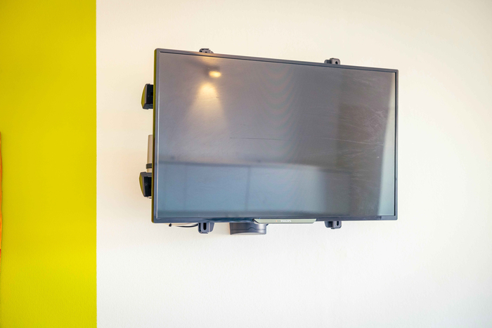 Moderner Flachbildfernseher der Wahlleistungszimmer des St. Anna Hospital Herne.