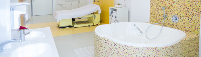 Blick in einen modernen Kreißsaal des St. Anna Hospital Herne mit Gebärwanne für die Wassergeburt.
