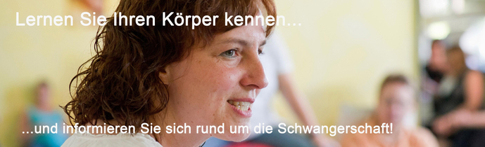 Hebamme spricht während eines Geburtsvorbereitungskurses