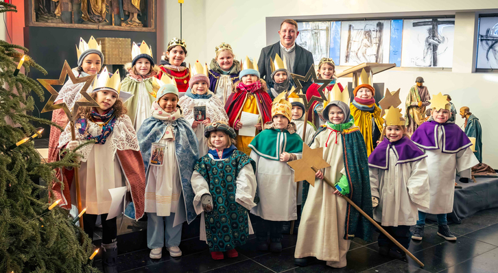Die Sternsinger der Wanner Kirchengemeinden St. Laurentius, Herz-Jesu und Allerheiligste Dreifaltigkeit brachten den traditionellen Segen in das St. Anna Hospital Herne und wurden im Rahmen einer Andacht begrüßt durch Hartwig Trinn (hinten), Gesamtleitung Seelsorge und Ethik der St. Elisabeth Gruppe.
