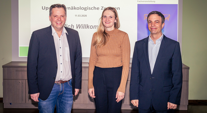 Prof. Dr. Sven Schiermeier (links), Direktor des Zentrum für Frauenheilkunde und Geburtshilfe der St. Elisabeth Gruppe und Chefarzt der Frauenklinik des Marien Hospital Witten informierte gemeinsam mit Valentin Menke (rechts), Chefarzt der Klinik für Frauenheilkunde und Geburtshilfe des St. Anna Hospital Herne, und weiteren Fachexperten zu Neuerungen aus den gynäkologischen Zentren.