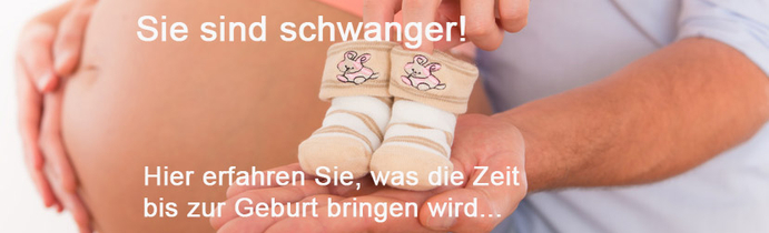 Schwangere Frau und ihr Partner halten Babyschuhe hoch.