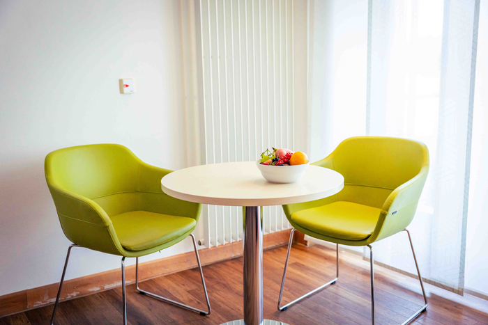 Separate Sitzecke in einem der Wahlleistungszimmer des St. Anna Hospital Herne.